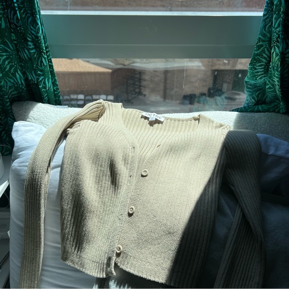 Light green button up sweater - Picture 6 of 7